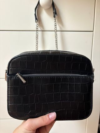 Bolso negro Stradivarius con cadena