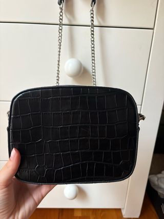 Bolso negro Stradivarius con cadena