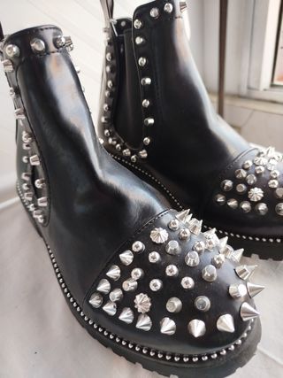 Botines negros con tachuelas plateadas
