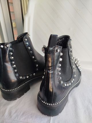 Botines negros con tachuelas plateadas