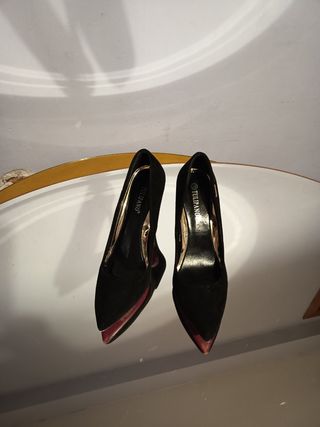 Zapatos de tacón negros con detalles dorados