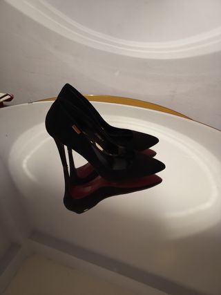Zapatos de tacón negros con detalles dorados