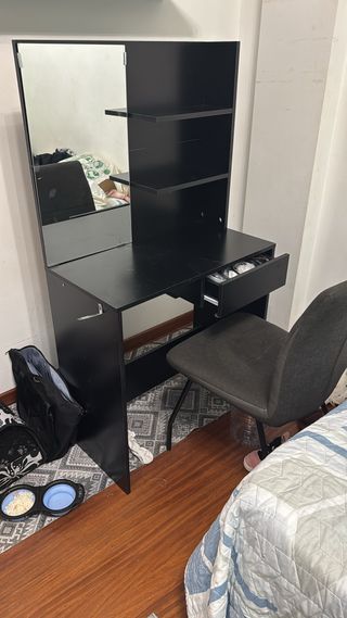 Tocador negro con espejo y estantes