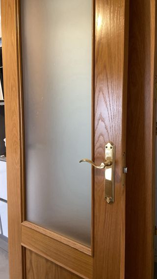 1 puerta de madera con cristal