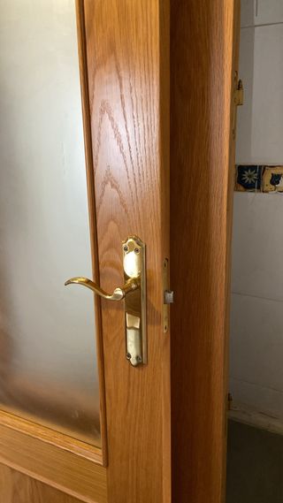 1 puerta de madera con cristal