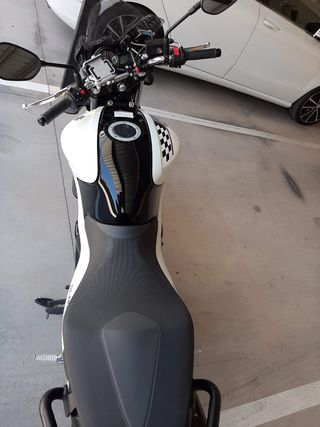 Suzuki Gladius 650 ABS Blanca