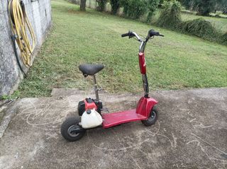 Patinete de gasolina rojo