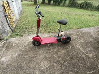 Patinete de gasolina rojo