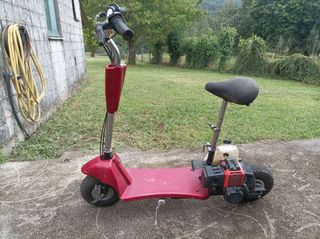 Patinete de gasolina rojo