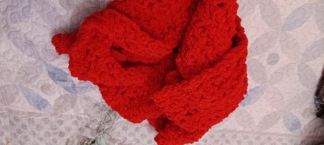 Foulard y bufandas rojas hechas a mano de 1 a 5€.