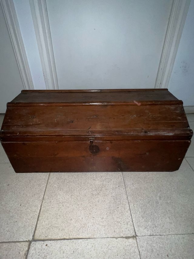 Baúl de madera antiguo con soportes