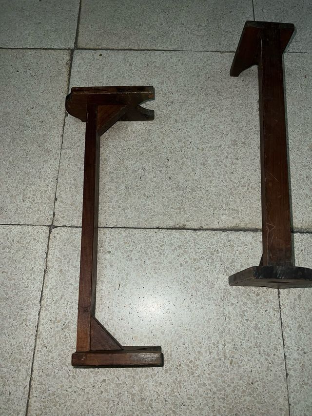 Baúl de madera antiguo con soportes