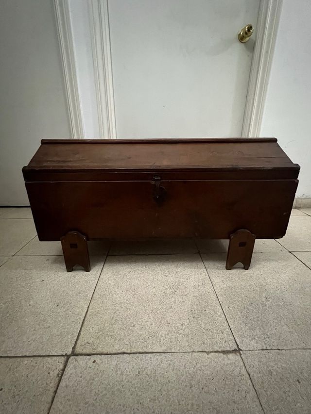 Baúl de madera antiguo con soportes