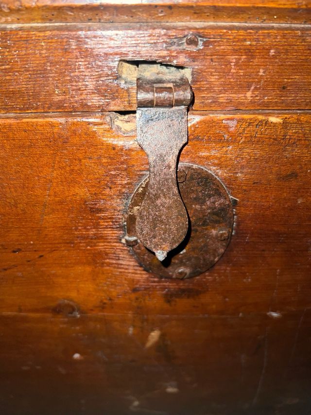 Baúl de madera antiguo con soportes