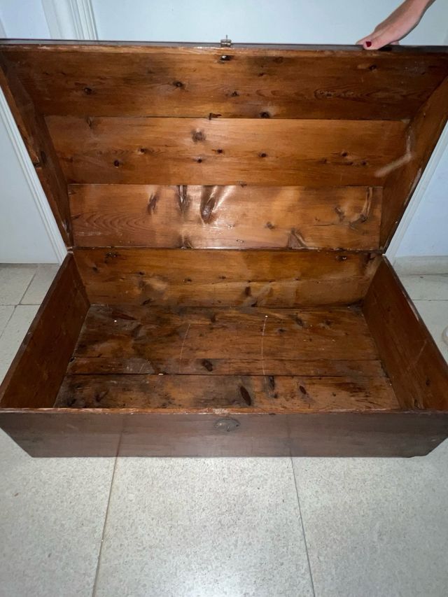 Baúl de madera antiguo con soportes