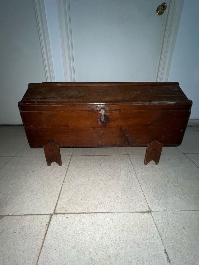 Baúl de madera antiguo con soportes