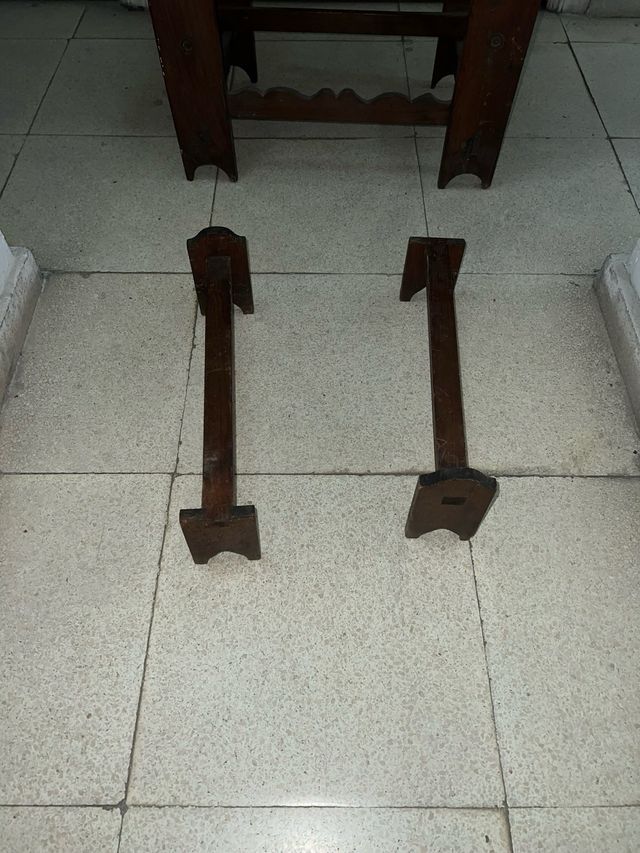 Baúl de madera antiguo con soportes