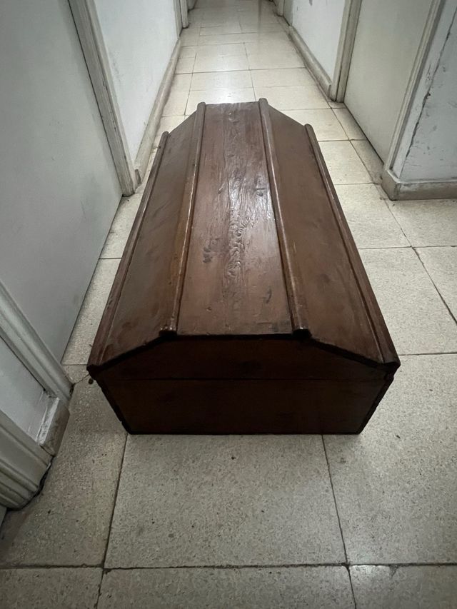 Baúl de madera antiguo con soportes