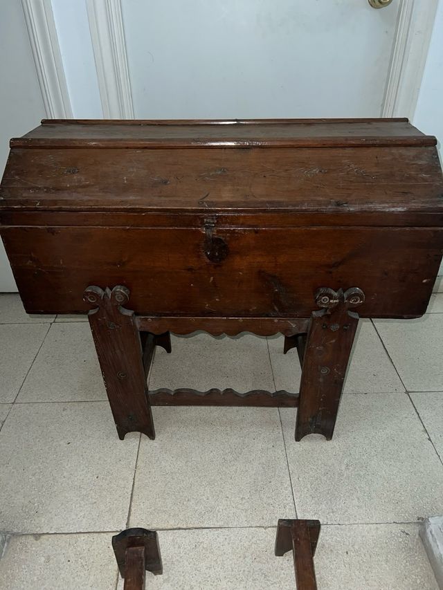 Baúl de madera antiguo con soportes