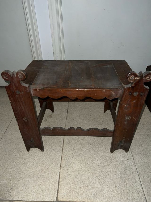 Baúl de madera antiguo con soportes