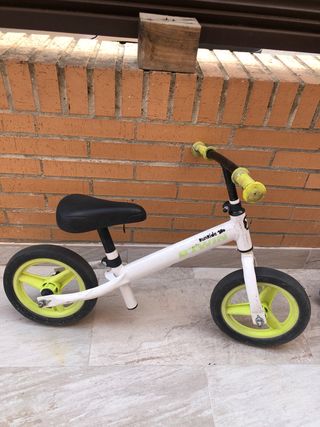 Bicicletas infantil B'TWIN blanca
y rosa y negra 