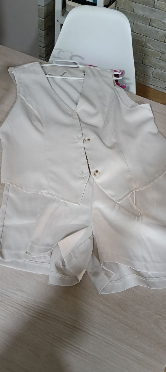 Conjunto beige chaleco y shorts