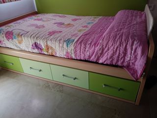Cama nido y cómoda a juego.