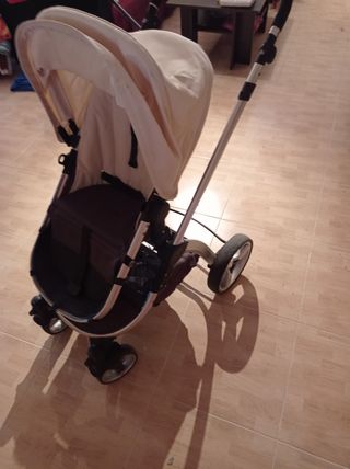 Carrito de bebé con accesorios, capazo,y silla.