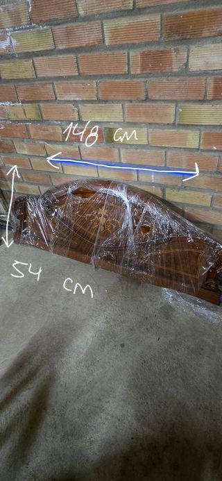 Cabecero de madera marrón