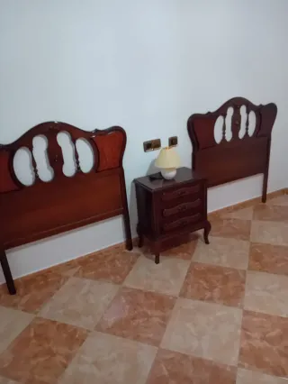 2 CABEZALES DE MADERA Y MESITA DE NOCHE COMO NUEVO