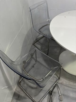 Set di 4 sedie e in regalo un tavolo rotondo