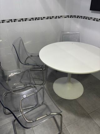 Set di 4 sedie e in regalo un tavolo rotondo