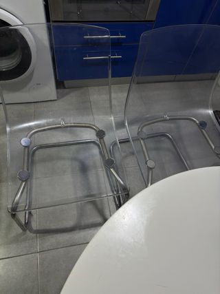 Set di 4 sedie e in regalo un tavolo rotondo