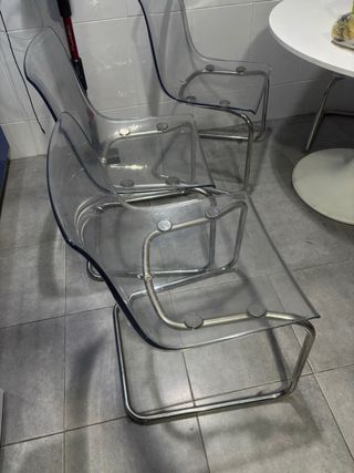 Set di 4 sedie e in regalo un tavolo rotondo