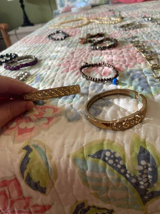 Conjunto de Joyas Doradas y Moradas