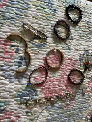 Conjunto de Joyas Doradas y Moradas