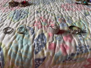 Conjunto de Joyas Doradas y Moradas