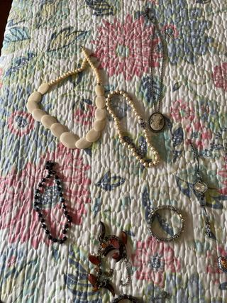 Conjunto de Joyas Doradas y Moradas
