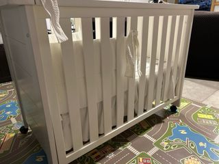 Cuna de madera lacada en blanco