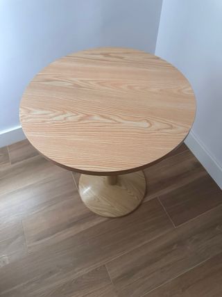 Mesa redonda de madera
