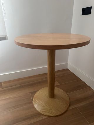 Mesa redonda de madera