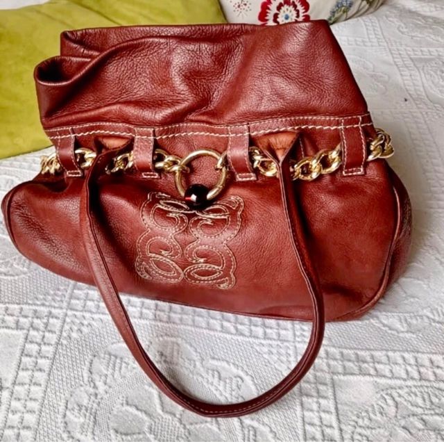 Bolso de piel marrón con detalles dorados