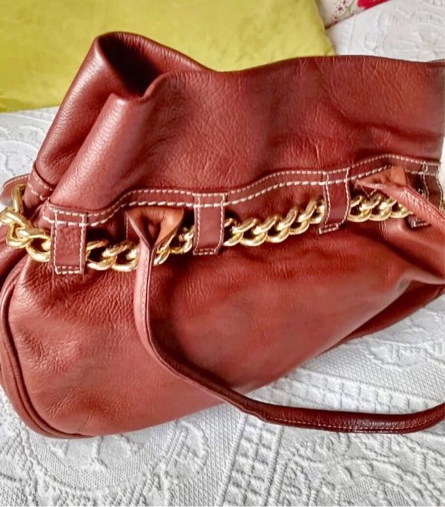 Bolso de piel marrón con detalles dorados