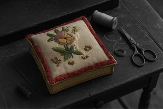 Puntaspilli Vittoriano Seta Ricamato antico