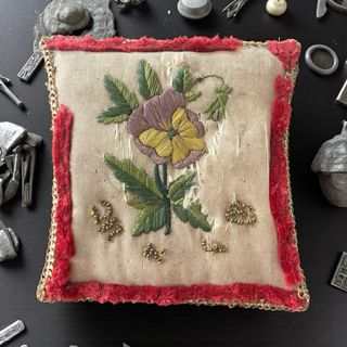 Puntaspilli Vittoriano Seta Ricamato antico