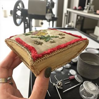 Puntaspilli Vittoriano Seta Ricamato antico