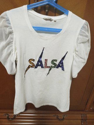 2... Blusa de chica rosa plisada y camiseta Salsa