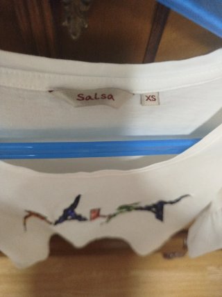 2... Blusa de chica rosa plisada y camiseta Salsa