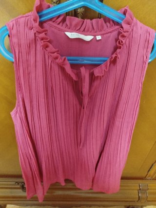 2... Blusa de chica rosa plisada y camiseta Salsa