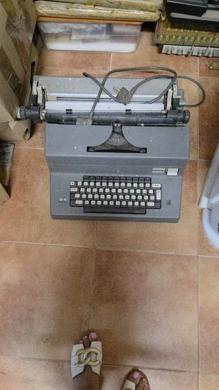Máquina de escribir eléctrica Olivetti